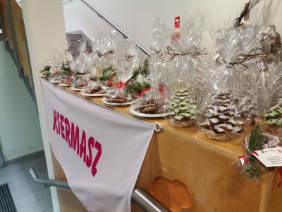 SZKOLNY KIERMASZ ŚWIĄTECZNY - zdjęcia - zdjęcie1
