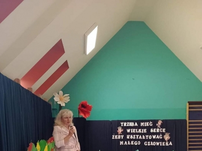 DZIEŃ EDUKACJI NARODOWEJ ORAZ ŚLUBOWANIE PIERWSZOKLASISTÓW - zdjęcia - zdjęcie3