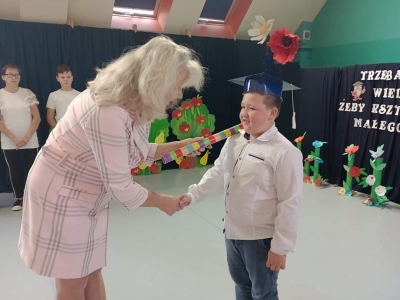 DZIEŃ EDUKACJI NARODOWEJ ORAZ ŚLUBOWANIE PIERWSZOKLASISTÓW - zdjęcia - zdjęcie11