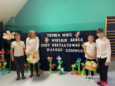 DZIEŃ EDUKACJI NARODOWEJ ORAZ ŚLUBOWANIE PIERWSZOKLASISTÓW - zdjęcia - zdjęcie2