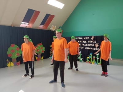 DZIEŃ EDUKACJI NARODOWEJ ORAZ ŚLUBOWANIE PIERWSZOKLASISTÓW - zdjęcia - zdjęcie7