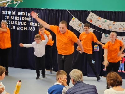 Dzień Edukacji Narodowej i uroczystość pasowania uczniów klas pierwszych - zdjęcie30