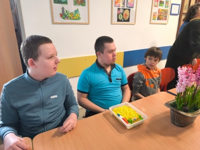 Radosne powitanie wiosny: Warsztaty plastyczne „Wiosenne Hiacynty” - zdjęcie6