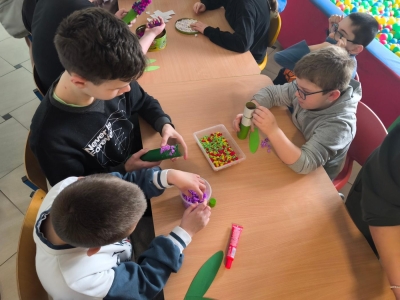 Radosne powitanie wiosny: Warsztaty plastyczne „Wiosenne Hiacynty” - zdjęcie29