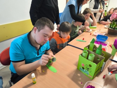 Radosne powitanie wiosny: Warsztaty plastyczne „Wiosenne Hiacynty” - zdjęcie34