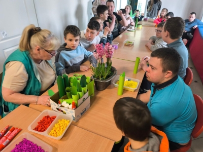 Radosne powitanie wiosny: Warsztaty plastyczne „Wiosenne Hiacynty” - zdjęcie33