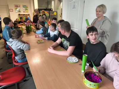 Radosne powitanie wiosny: Warsztaty plastyczne „Wiosenne Hiacynty” - zdjęcie3