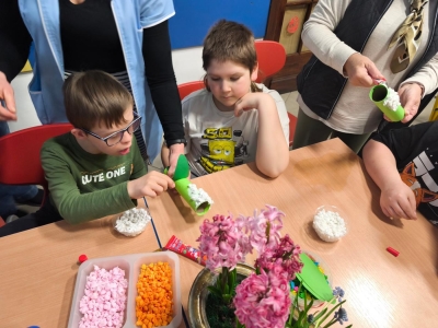 Radosne powitanie wiosny: Warsztaty plastyczne „Wiosenne Hiacynty” - zdjęcie1