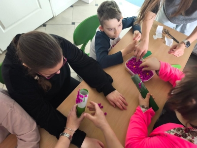 Radosne powitanie wiosny: Warsztaty plastyczne „Wiosenne Hiacynty” - zdjęcie17