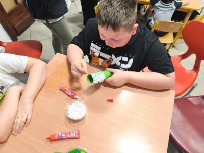 Radosne powitanie wiosny: Warsztaty plastyczne „Wiosenne Hiacynty” - zdjęcie16