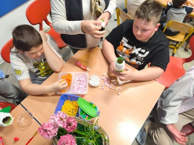 Radosne powitanie wiosny: Warsztaty plastyczne „Wiosenne Hiacynty” - zdjęcie9