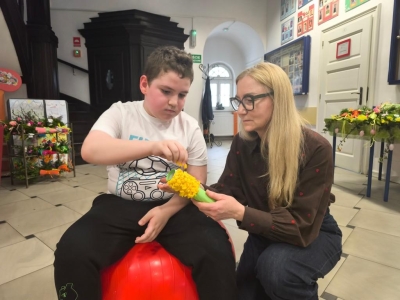 Radosne powitanie wiosny: Warsztaty plastyczne „Wiosenne Hiacynty” - zdjęcie15