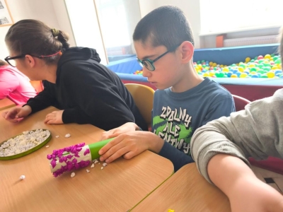 Radosne powitanie wiosny: Warsztaty plastyczne „Wiosenne Hiacynty” - zdjęcie38