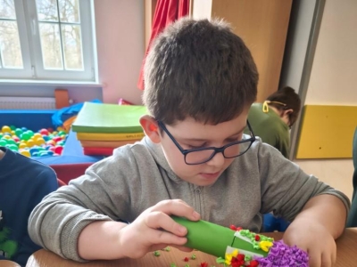 Radosne powitanie wiosny: Warsztaty plastyczne „Wiosenne Hiacynty” - zdjęcie36