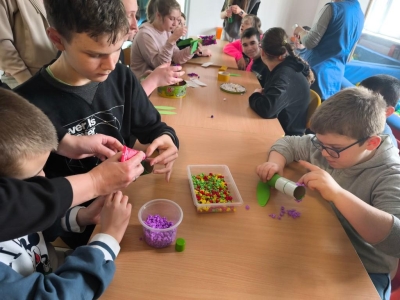 Radosne powitanie wiosny: Warsztaty plastyczne „Wiosenne Hiacynty” - zdjęcie31