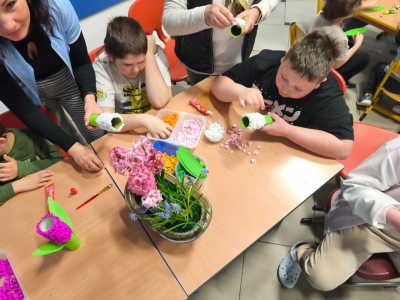 Radosne powitanie wiosny: Warsztaty plastyczne „Wiosenne Hiacynty” - zdjęcie30