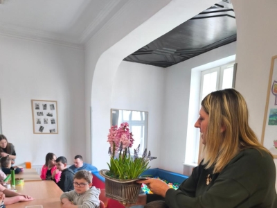 Radosne powitanie wiosny: Warsztaty plastyczne „Wiosenne Hiacynty” - zdjęcie5