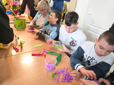 Radosne powitanie wiosny: Warsztaty plastyczne „Wiosenne Hiacynty” - zdjęcie32