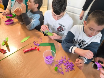 Radosne powitanie wiosny: Warsztaty plastyczne „Wiosenne Hiacynty” - zdjęcie27