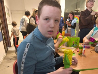 Radosne powitanie wiosny: Warsztaty plastyczne „Wiosenne Hiacynty” - zdjęcie26