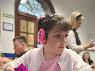 Radosne powitanie wiosny: Warsztaty plastyczne „Wiosenne Hiacynty” - zdjęcie13