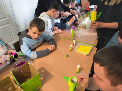 Radosne powitanie wiosny: Warsztaty plastyczne „Wiosenne Hiacynty” - zdjęcie12