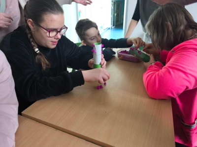 Radosne powitanie wiosny: Warsztaty plastyczne „Wiosenne Hiacynty” - zdjęcie11