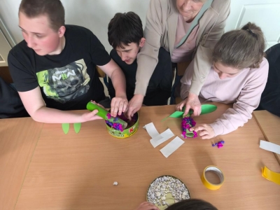 Radosne powitanie wiosny: Warsztaty plastyczne „Wiosenne Hiacynty” - zdjęcie10