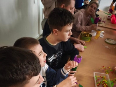 Radosne powitanie wiosny: Warsztaty plastyczne „Wiosenne Hiacynty” - zdjęcie8