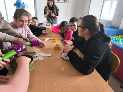 Radosne powitanie wiosny: Warsztaty plastyczne „Wiosenne Hiacynty” - zdjęcie7