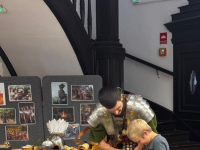 Żywa lekcja historii: Rzymski legionista w progach naszej szkoły! - zdjęcie12