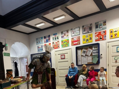 Żywa lekcja historii: Rzymski legionista w progach naszej szkoły! - zdjęcie1