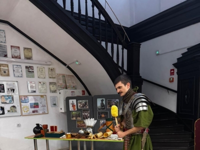 Żywa lekcja historii: Rzymski legionista w progach naszej szkoły! - zdjęcie10