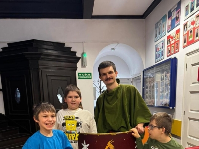 Żywa lekcja historii: Rzymski legionista w progach naszej szkoły! - zdjęcie11