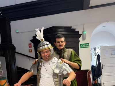 Żywa lekcja historii: Rzymski legionista w progach naszej szkoły! - zdjęcie33