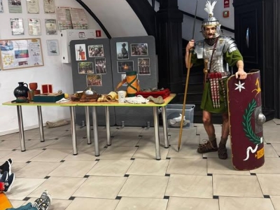 Żywa lekcja historii: Rzymski legionista w progach naszej szkoły! - zdjęcie31