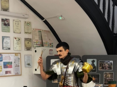 Żywa lekcja historii: Rzymski legionista w progach naszej szkoły! - zdjęcie30