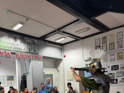 Żywa lekcja historii: Rzymski legionista w progach naszej szkoły! - zdjęcie21