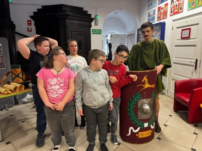 Żywa lekcja historii: Rzymski legionista w progach naszej szkoły! - zdjęcie34