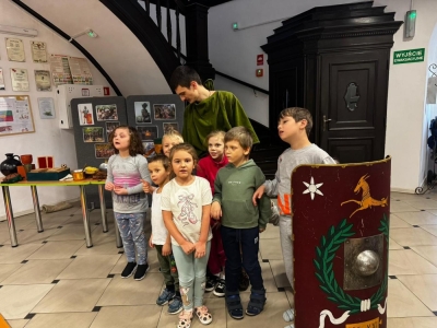 Żywa lekcja historii: Rzymski legionista w progach naszej szkoły! - zdjęcie28