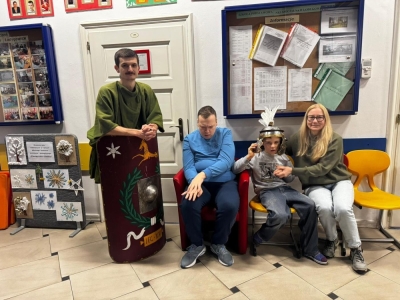 Żywa lekcja historii: Rzymski legionista w progach naszej szkoły! - zdjęcie15