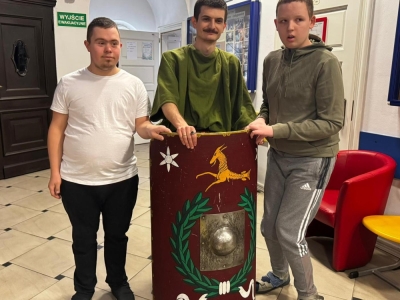 Żywa lekcja historii: Rzymski legionista w progach naszej szkoły! - zdjęcie14