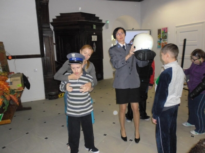 Spotkanie z policjantem - zdjęcia - zdjęcie9