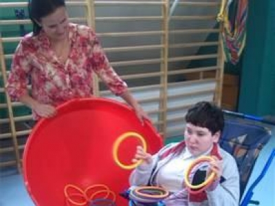 ZAJĘCIA RUCHOWE W SALI GIMNASTYCZNEJ - zdjęcia - zdjęcie6