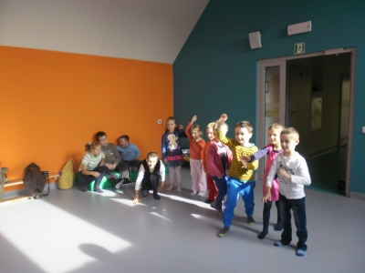 ZAJĘCIA RUCHOWE Z UDZIAŁEM DZIECI Z PRZEDSZKOLA NR 1 W ŁODYGOWICACH - zdjęcia - zdjęcie2