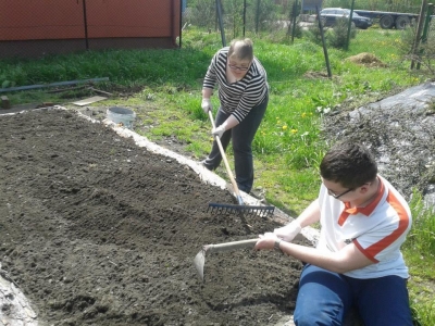 ZAJĘCIA EDUKACYJNE W OGRODZIE SZKOLNYM - zdjęcia - zdjęcie3