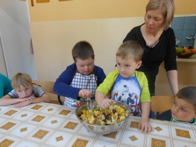 INTEGRACYJNE ZAJĘCIA KULINARNE - zdjęcia - zdjęcie6