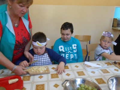 INTEGRACYJNE ZAJĘCIA KULINARNE - zdjęcia - zdjęcie5