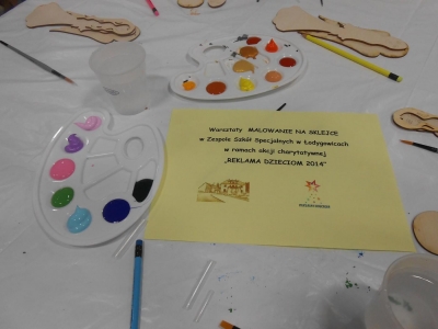 ZAJĘCIA INTEGRACYJNE - MALOWANIE NA SKLEJCE - zdjęcia - zdjęcie1
