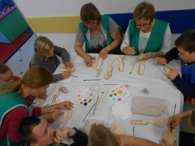 ZAJĘCIA INTEGRACYJNE - MALOWANIE NA SKLEJCE - zdjęcia - zdjęcie5